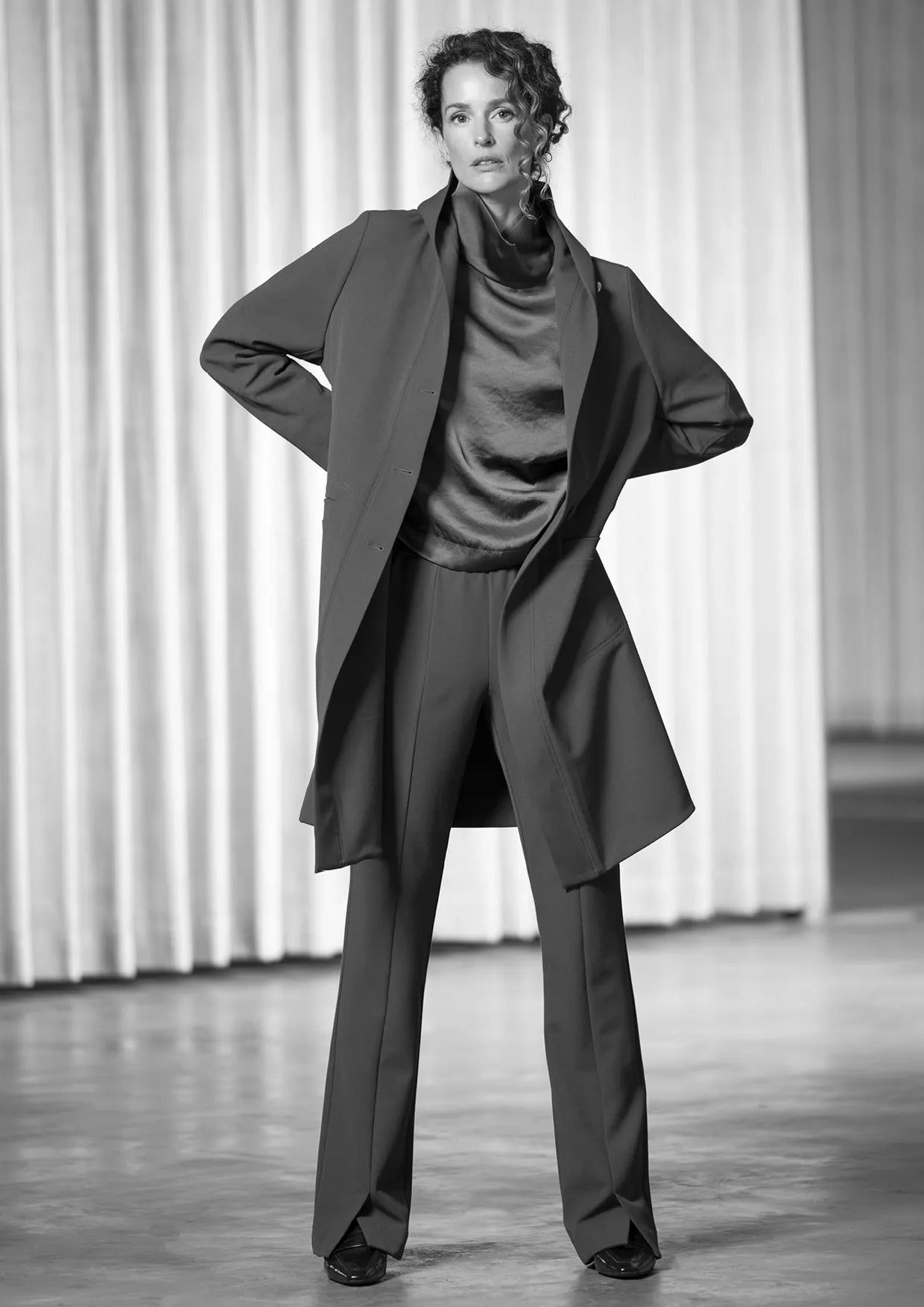 ANIA SCHIERHOLT MA3164/51 MANTEL BLACK.