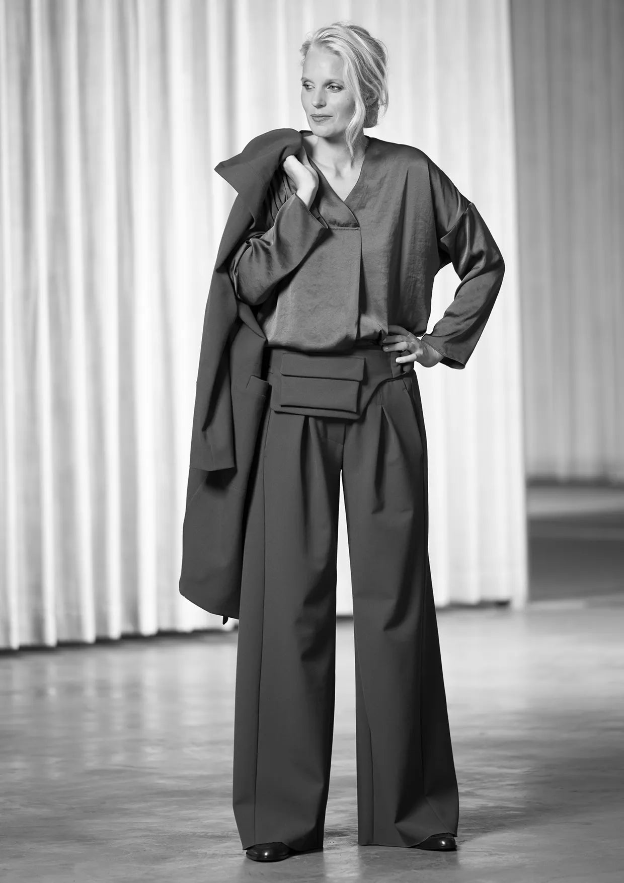 ANIA SCHIERHOLT MA3164/51 MANTEL BLACK.