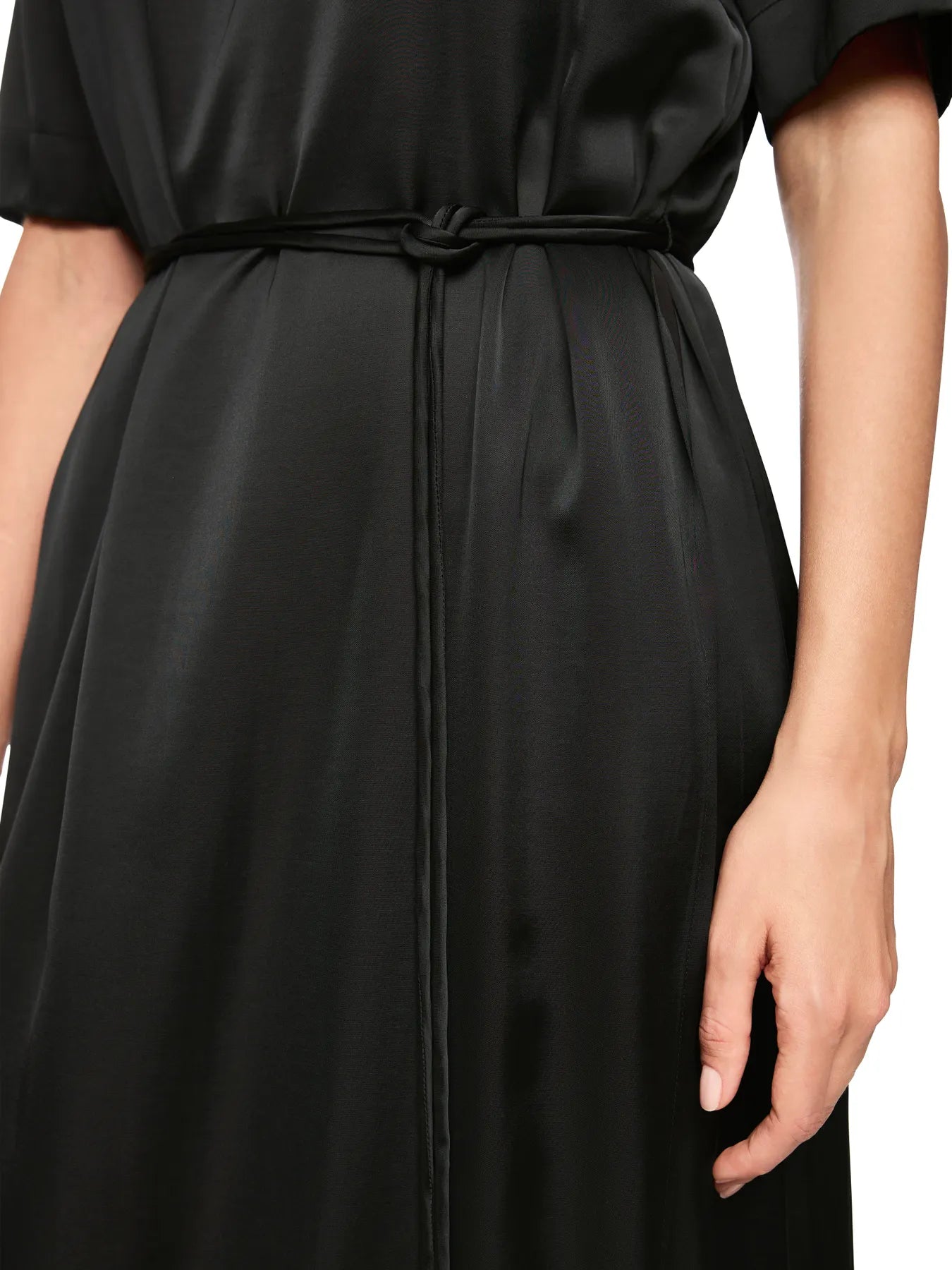 MARC CAIN
AC 21.04 W25 Midikleid aus Satin Schwarz