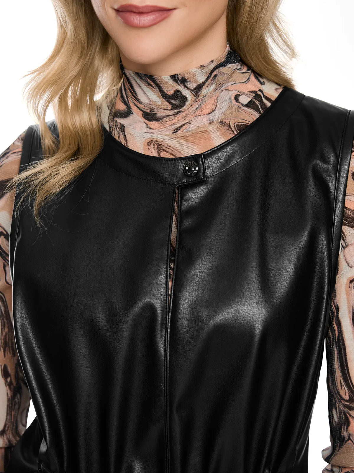 MARC CAIN
BS 21.23 J07 Kurzes Kunstlederkleid mit Tunnelzug Black