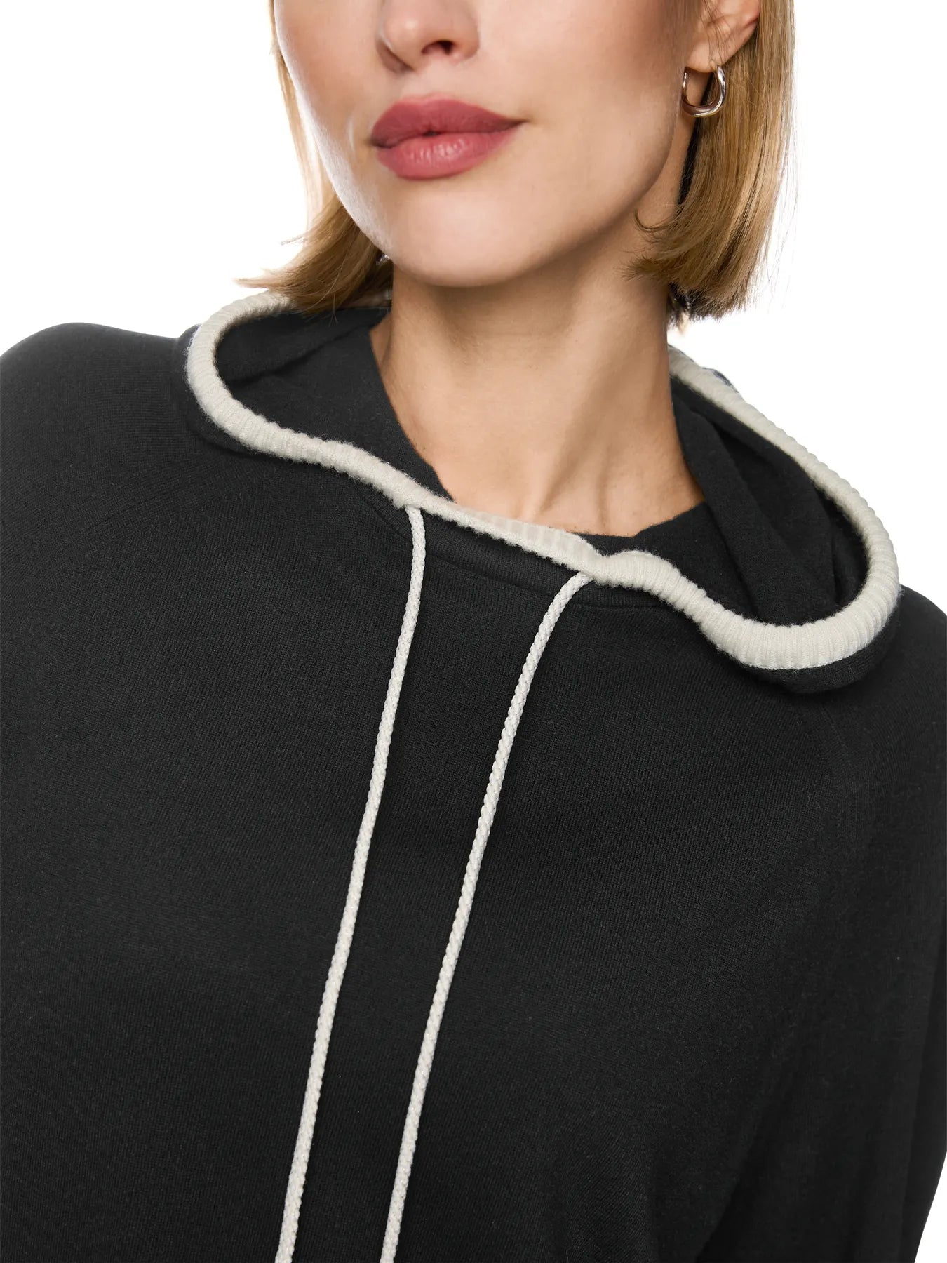 MARC CAIN
BS 41.21 M80 Feinstrick-Hoodie mit Kontrastdetails black