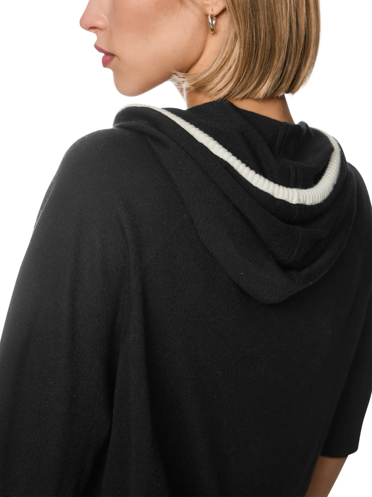 MARC CAIN
BS 41.21 M80 Feinstrick-Hoodie mit Kontrastdetails black