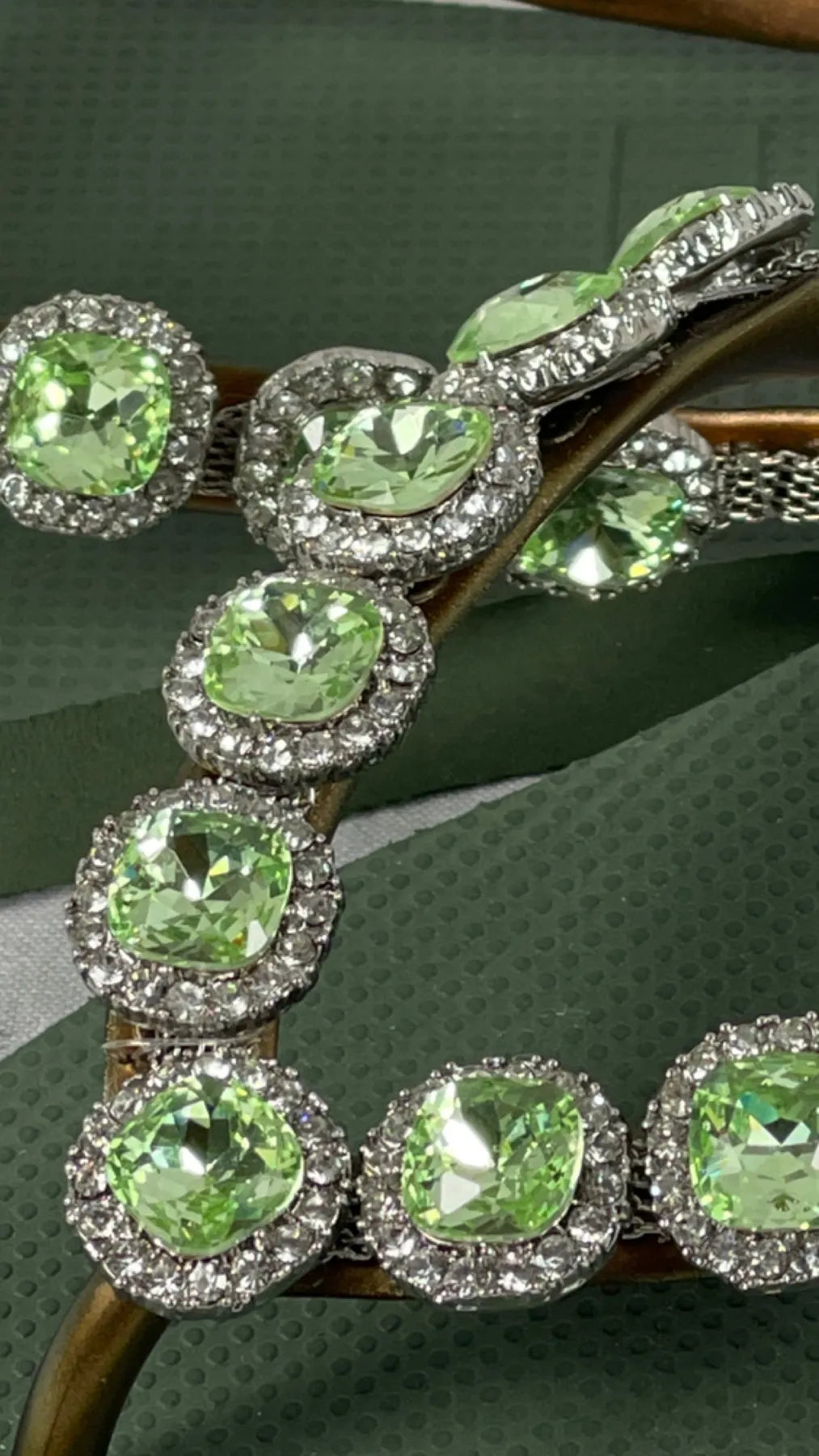 UZURII BEATRIX DAMEN FLIP FLOPS BADE ZEHENTRENNER STRASSSTEINE ARMY GREEN