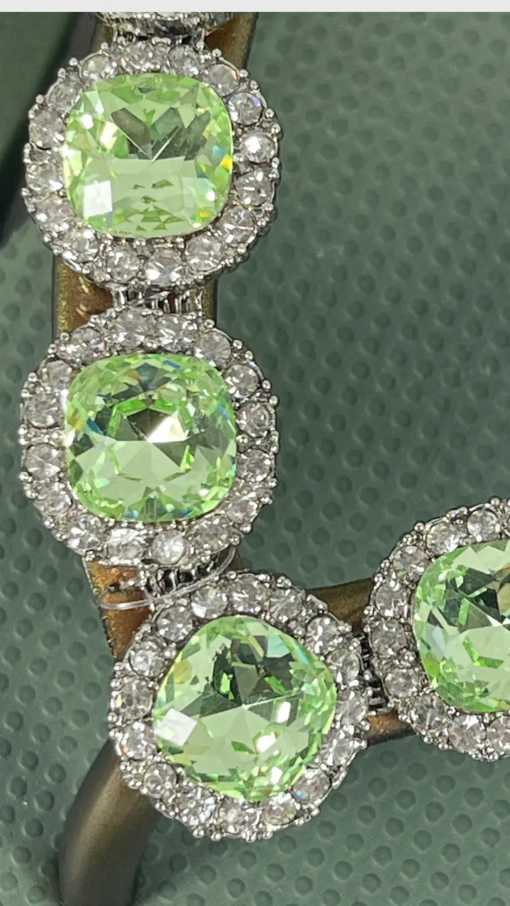 UZURII BEATRIX DAMEN FLIP FLOPS BADE ZEHENTRENNER STRASSSTEINE ARMY GREEN