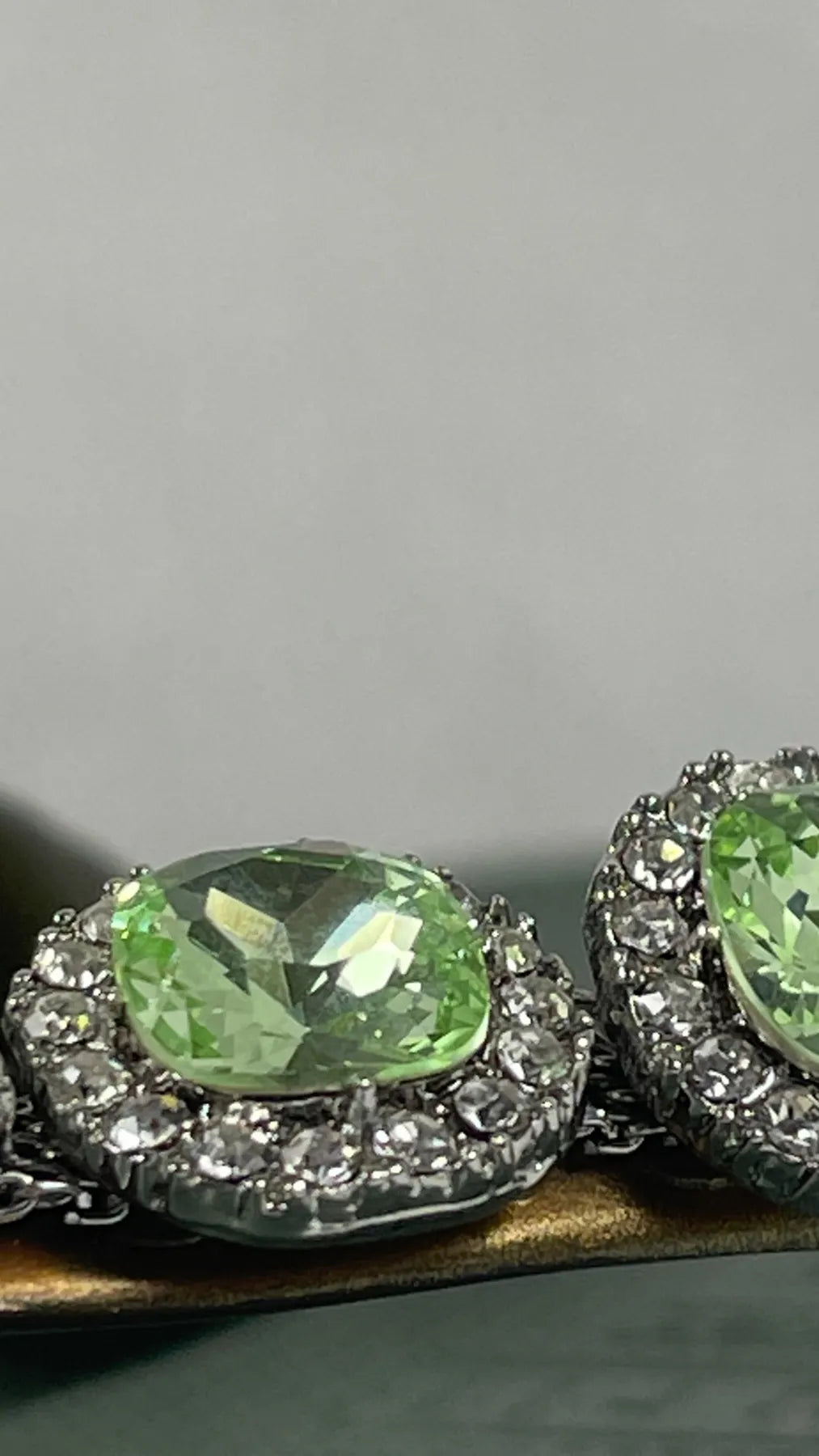 UZURII BEATRIX DAMEN FLIP FLOPS BADE ZEHENTRENNER STRASSSTEINE ARMY GREEN