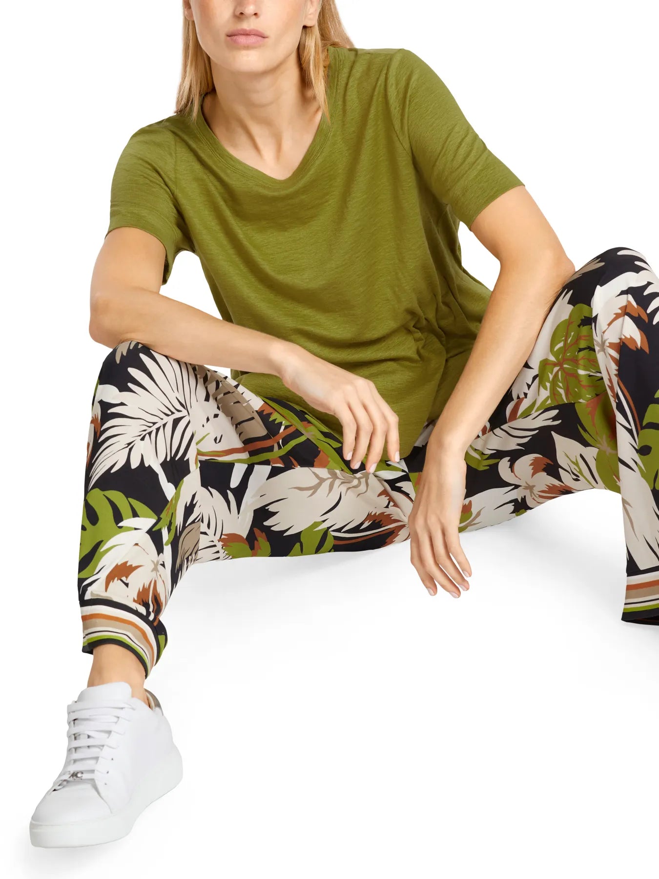 MARC CAIN UC 48.31 J54 Tailliertes T-Shirt aus Leinen