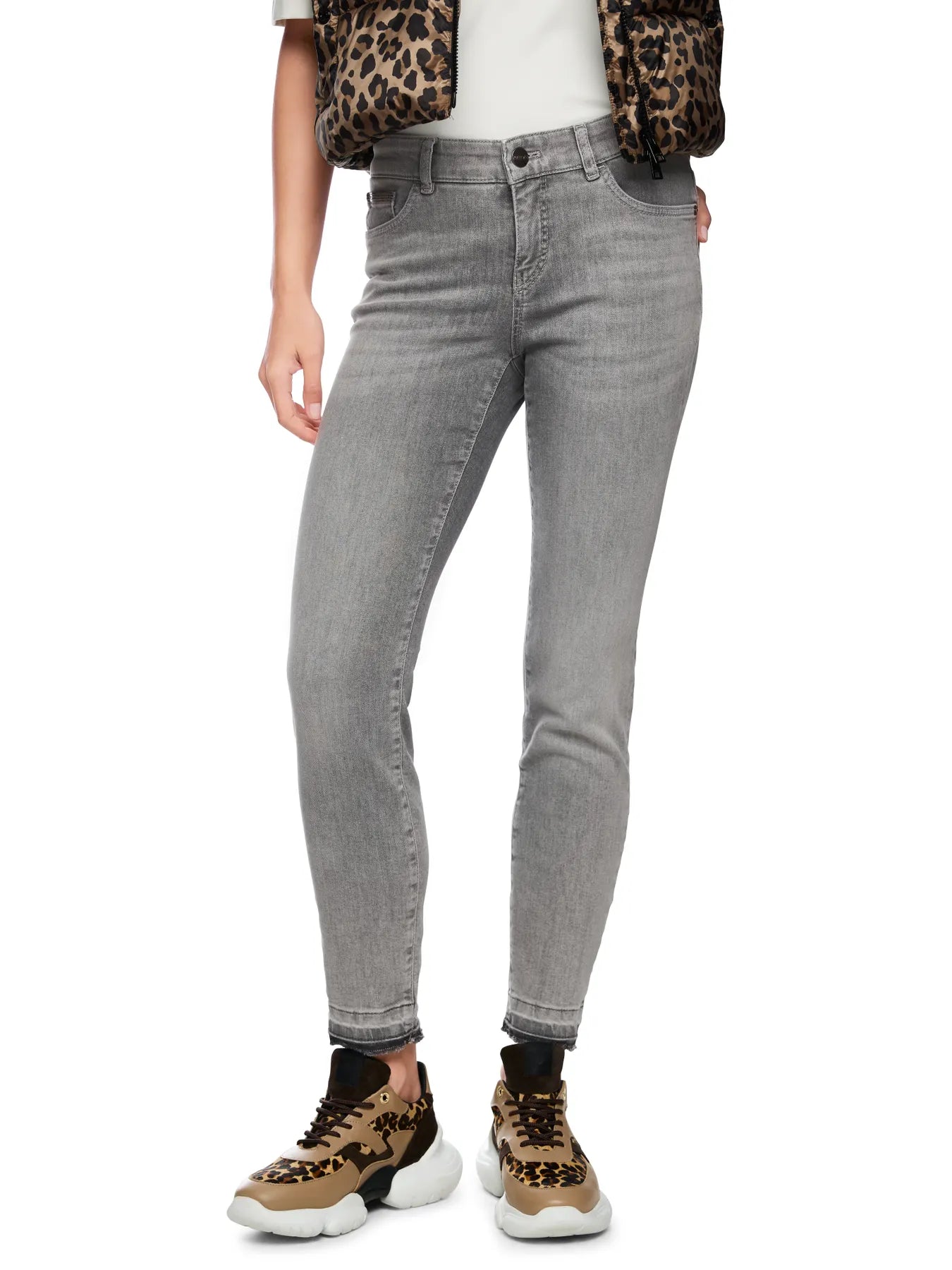 MARC CAIN 
                
                                            ZP 82.16 D22 Jeans SILVI mit Destroyed-Details Grau