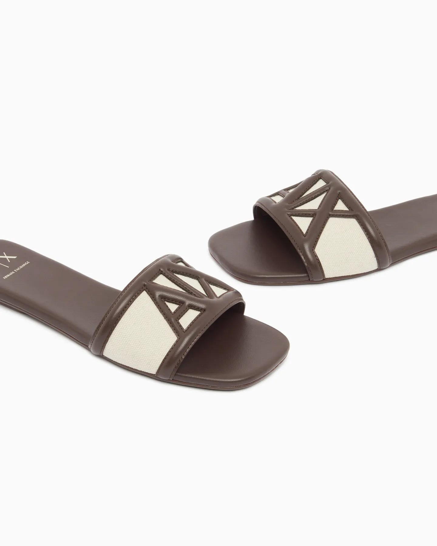 ARMANI XW002568 AF22752 Logo Pantoletten Braun