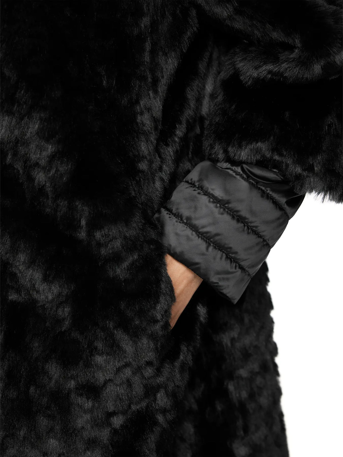 MARC CAIN BA 11.08 W73 Kapuzenmantel aus Fake Fur Black