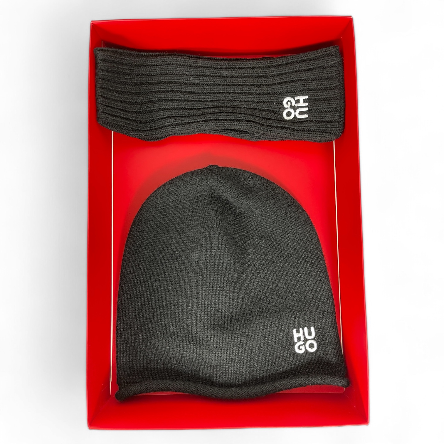 HUGO 50523395 Sylan_Set 10263206 01  Geschenk Set mit Beanie Mütze und Stulpen Schwarz