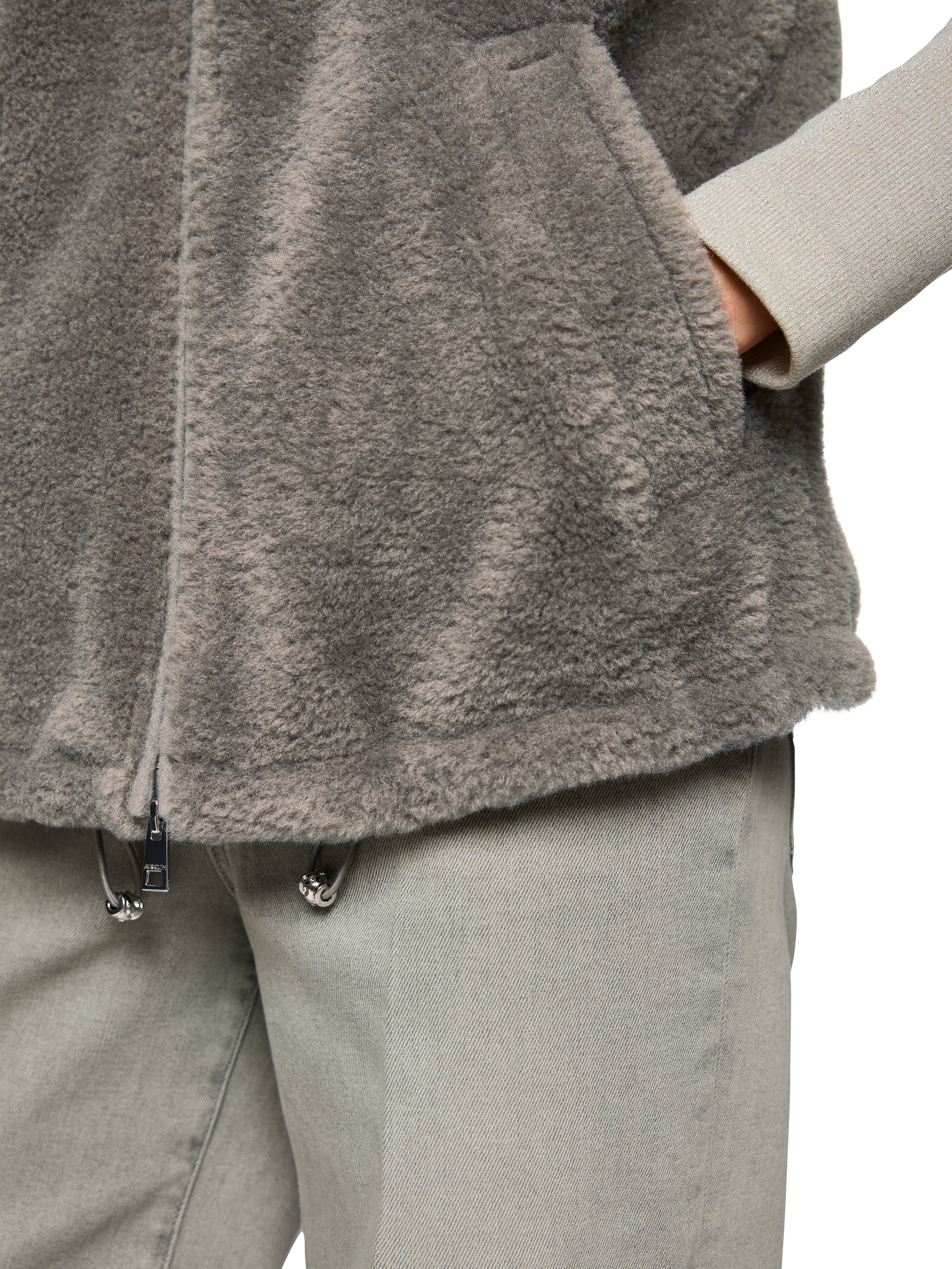 MARC CAIN ZC 37.01 W63 Kuschelige Weste mit Fake Fur Kragen Grau